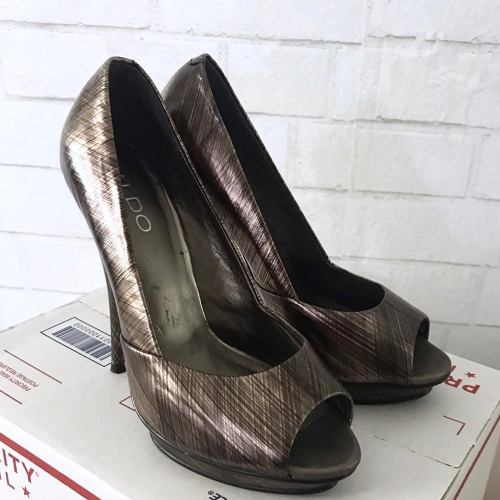 Metallic Aldo Peep Toe Pumps - size 7